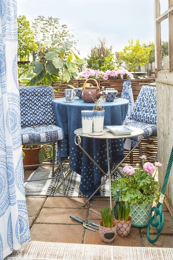 Apartment patio inspiration: how to decorate a small apartment ...