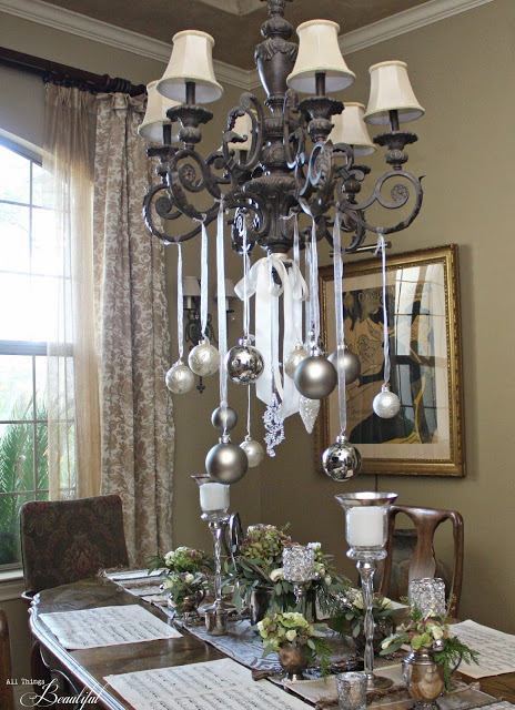 christmas-dining-table-chandelier-decor