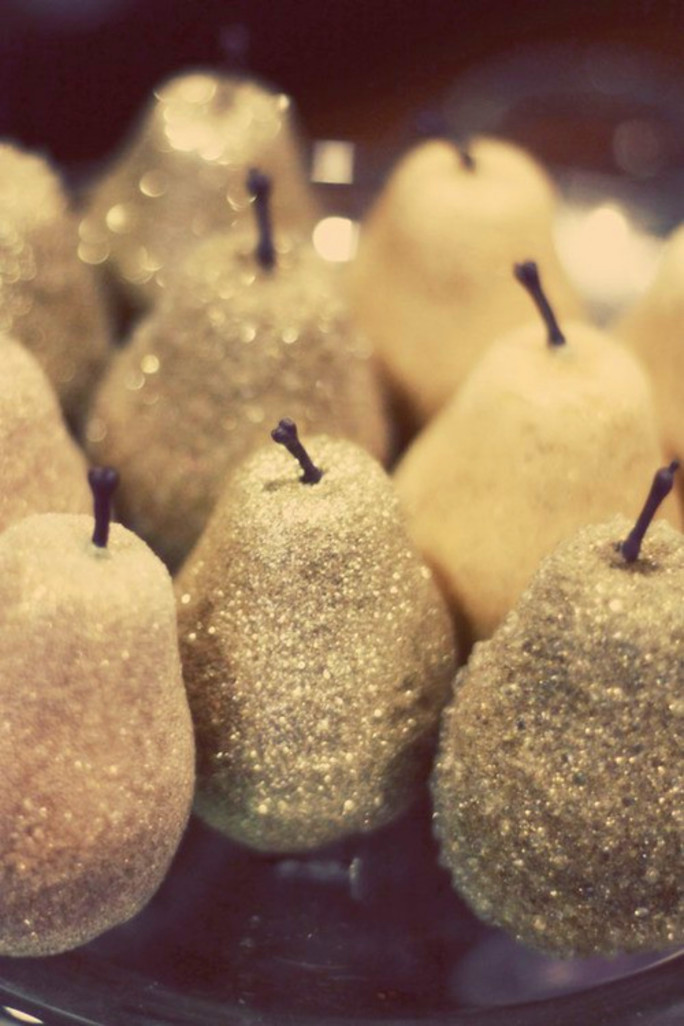 fake-pear-with-sparkles-for-winter-wedding