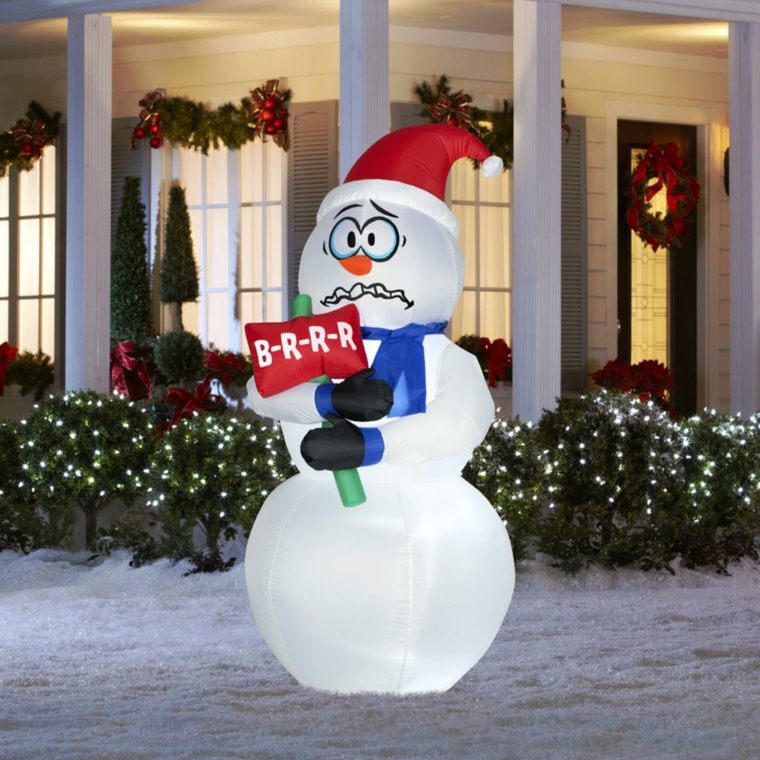 funny-freezing-outdoor-snowman