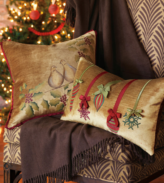 golden-christmas-decorated-pillows