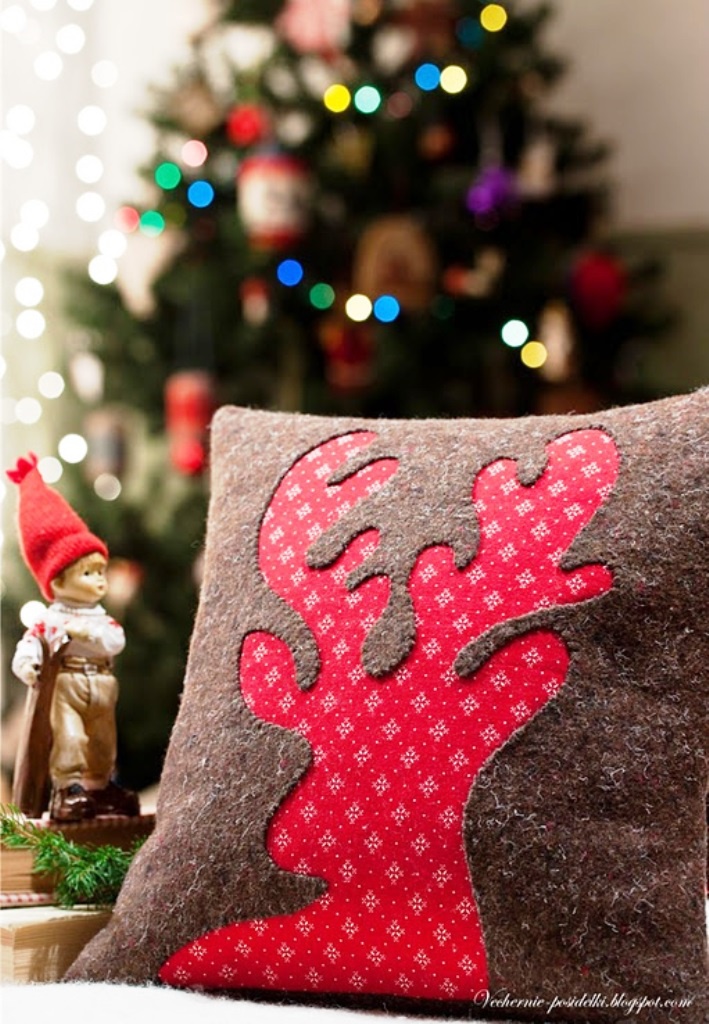 reindeer-christmas-pillow
