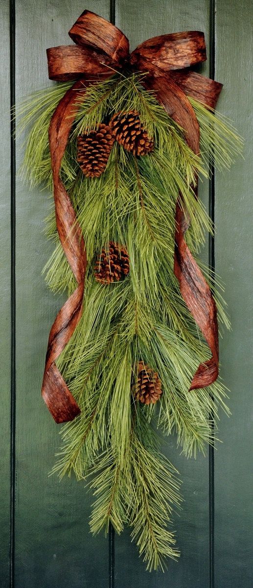 creative-pinecone-christmas-door-decor