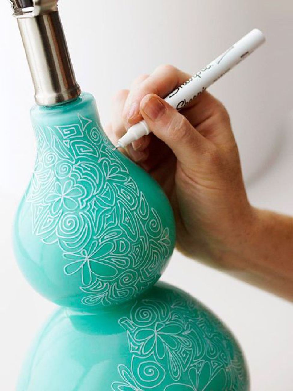 sharpie-doodle-themed-light-bulb-decor