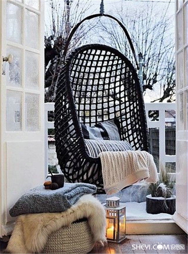 adorable-winter-cozy-balcony