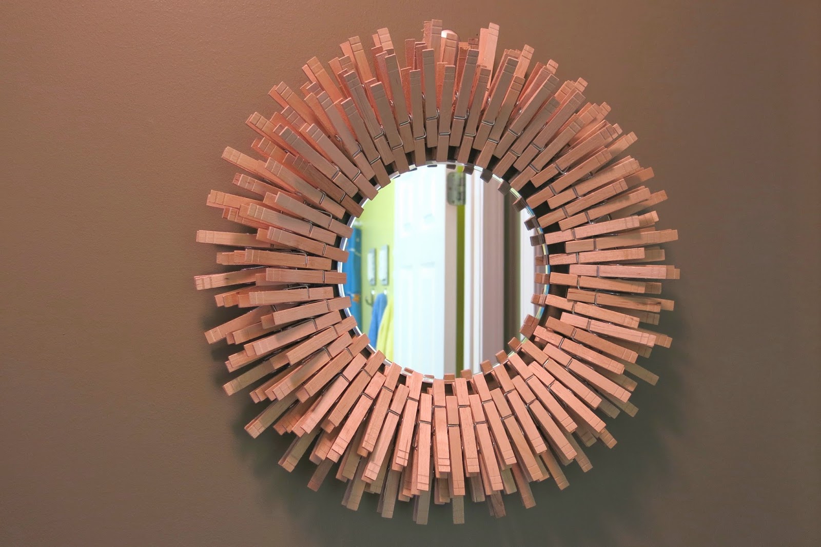 amazing-clothespin-mirror-frame