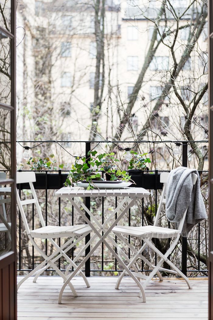 cute-and-simple-balcony-winter-decor