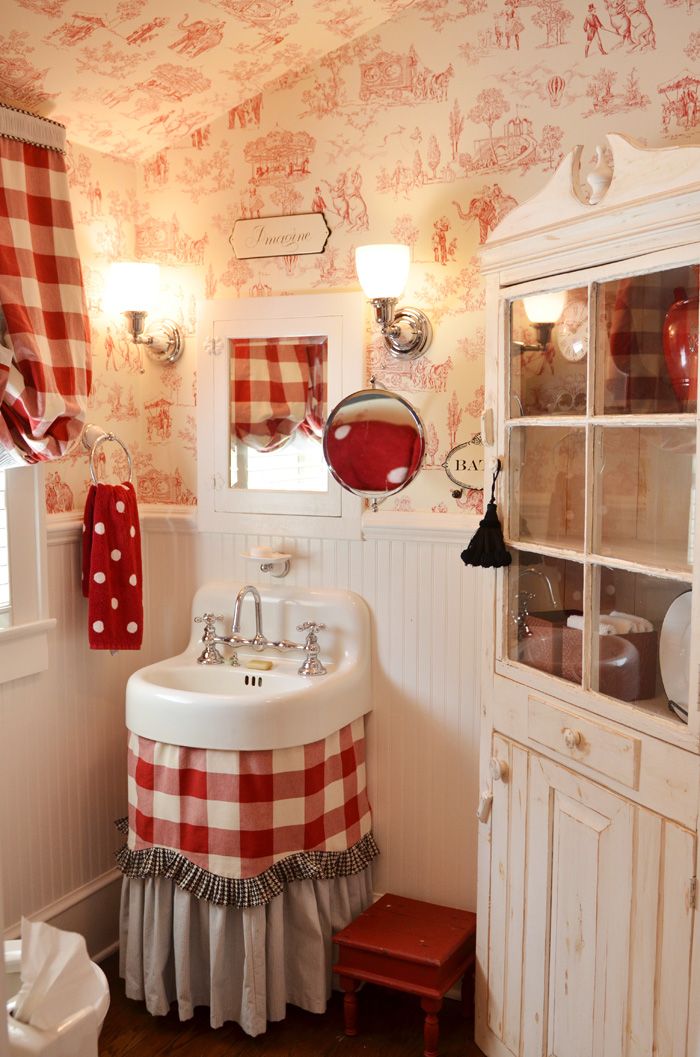 cute-cozy-red-and-white-bathroom-designs