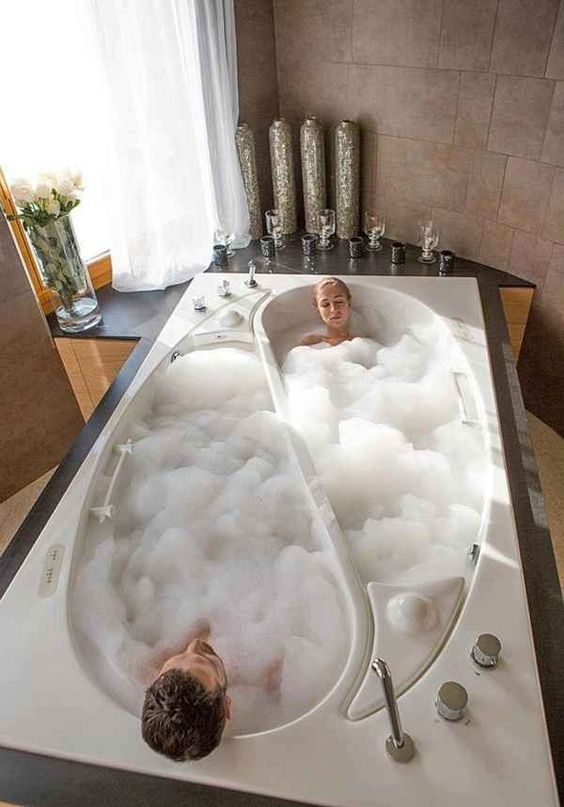 unique-couple-bathtub