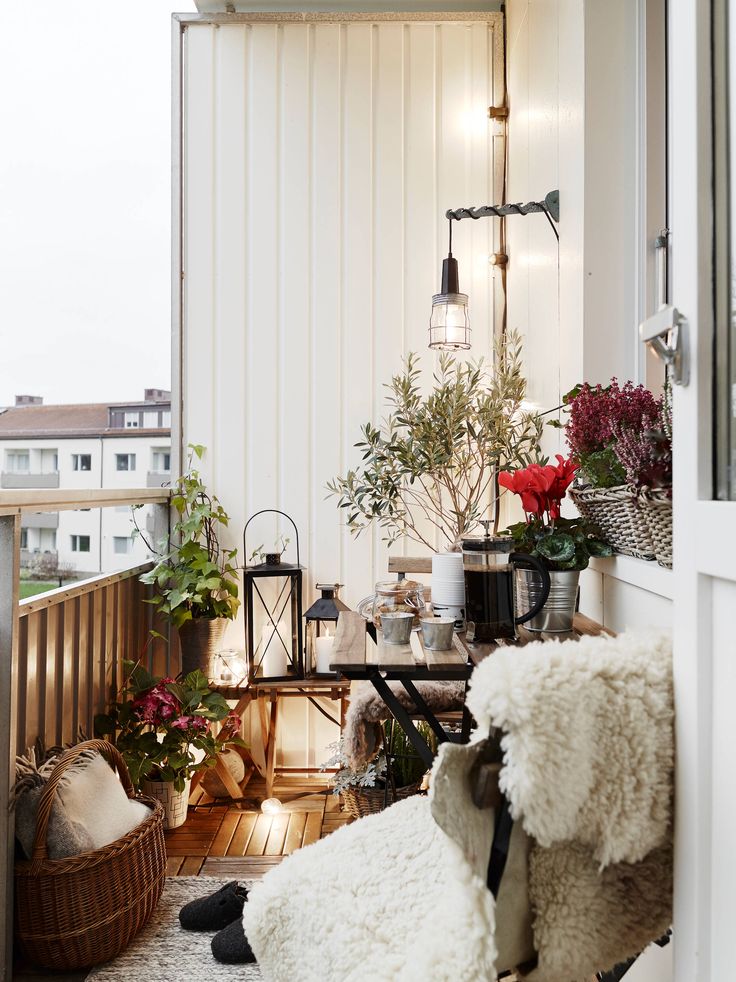 wonderful-winter-balcony-decor