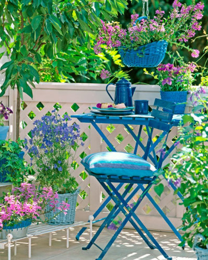 aqua-colored-spring-decorated-balcony