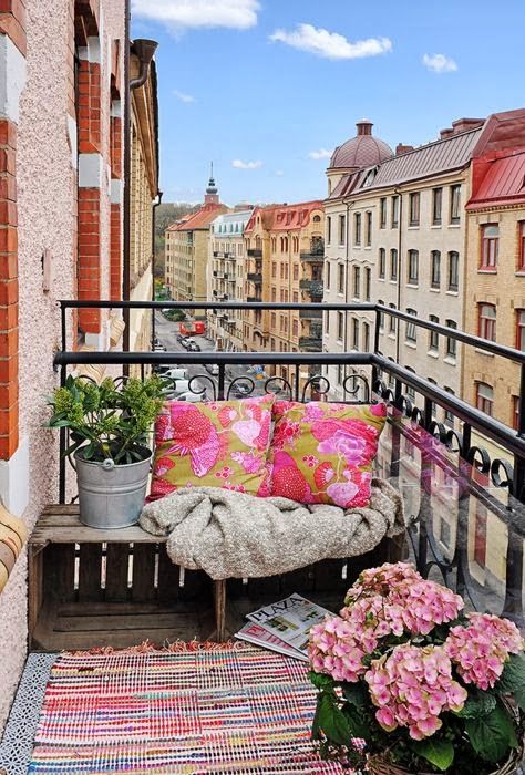 cute-tiny-balcony-decor