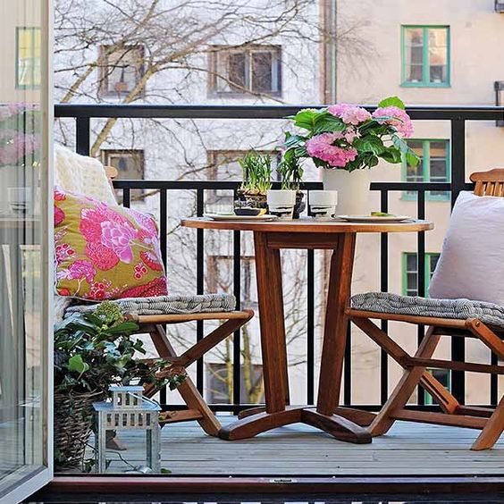 small-balcony-spring-decor